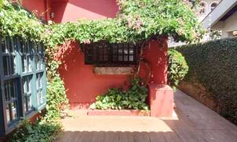 Imagem 6: Casa térrea espaçosa e bem localizada com 300m2 de área útil e área de lazer. Ideal para e