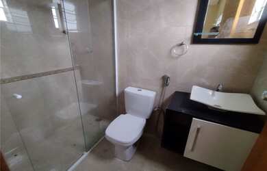 Imagem 7: Ampla casa estilo sobrado. Imóvel com três residências no terreno. A casa possui: sala 2 a