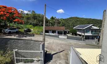 Imagem 2: Sobrado geminado de esquina no bairro Iririú