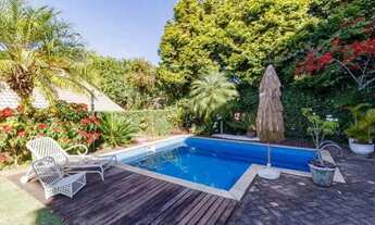 Imagem 6: Casa Estilo Toscana Esquina Arborizada com Jardim Amplo e Piscina