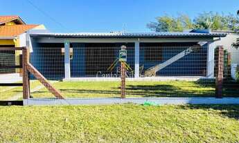 Imagem 2: Casa com 05 dormitórios e salão de festas, à 100 metros do mar em Atlântida Sul Ref.:099