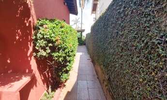 Imagem 7: Casa térrea espaçosa e bem localizada com 300m2 de área útil e área de lazer. Ideal para e