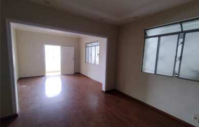 Imagem 4: Ampla casa estilo sobrado. Imóvel com três residências no terreno. A casa possui: sala 2 a