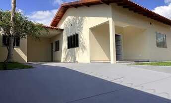 Imagem 2: Casa com garagem e portão eletrônico