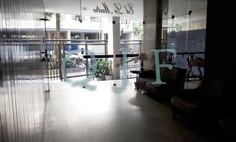 Imagem 2: Apartamento de 3 quartos com suíte e vaga, a uma quadra da praia de Copacabana