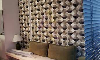 Imagem 3: Kitchenette espaçosa com divisão entre sala e quarto, toda mobiliada, equipada e decorada