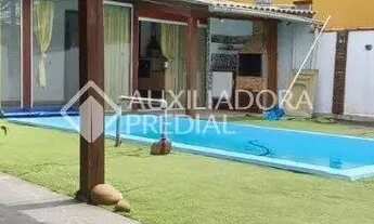 Imagem: Ampla casa com piscina à venda no bairro