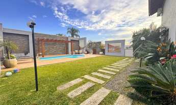 Imagem 2: Casa semimobiliada, Piscina aquecida, Deck, Pergolado com 5 Dormitórios, sendo 1 suíte e P