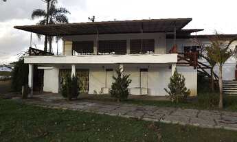 Imagem 2: Casa grande, com pé direito alto e terreno muito amplo; Próximo ao Hospital Vita, Comunida