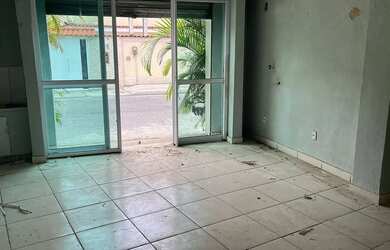 Imagem 3: Loja aluguel Sepetiba, Rua Aristide Gouveia número 618 com bom espaço e banheiro e porta