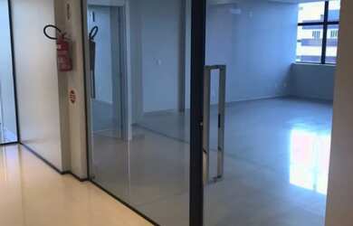 Imagem 6: Sala comercial com 2 banheiros, cozinha. Localizada no Centro de Içara. Medindo 48,01m²