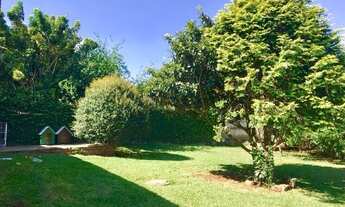 Imagem 7: Casa com excelente espaço verde na frente e nos fundos do terreno!