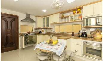 Imagem 6: Casa de condomínio para venda possui 378 metros quadrados com 3 quartos