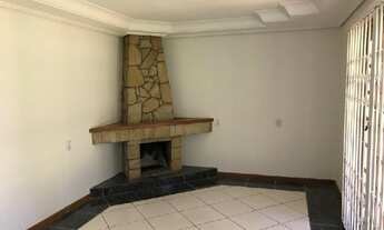 Imagem 5: Casa com excelente espaço verde na frente e nos fundos do terreno!