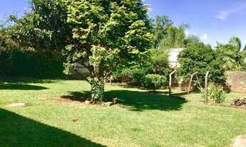 Imagem 2: Casa com excelente espaço verde na frente e nos fundos do terreno!