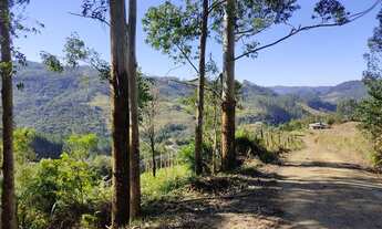 Imagem: Sítio com enorme cachoeira