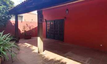 Imagem 3: Casa térrea espaçosa e bem localizada com 300m2 de área útil e área de lazer. Ideal para e