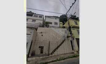 Imagem: Ampla casa estilo sobrado. Imóvel com três