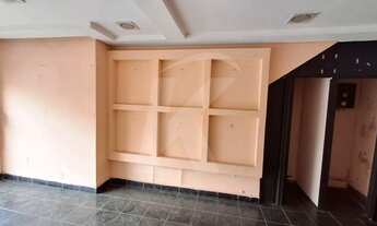 Imagem 6: Salão comercial com 2 banheiros e porta de aço