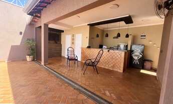 Imagem 2: Casa térrea à venda com 234 m², 4 quartos (3 suítes), piscina, churrasqueira no bairro Por