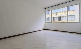 Imagem 3: Apartamento de 2 quartos com ótima planta e garagem no Cosme Velho!