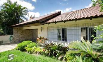 Imagem 3: Excelente residência térrea com 272m² de área privativa, com 4 domritórios e 6 vagas de ga