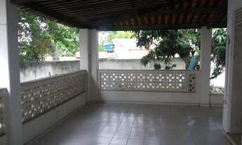 Imagem 5: Casa grande a venda em rua principal