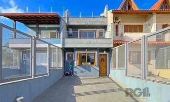 Imagem 2: Casa em Porto Alegre, no bairro Guarujá, com 3 dormitório(s), e 3 banheiros, à v