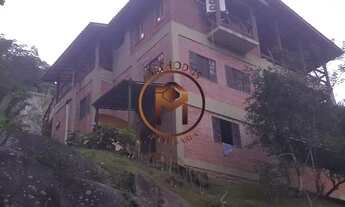 Imagem: Casa triplex na montanha com vista maravilhosa