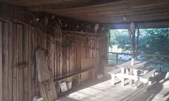 Imagem 5: Sítio à beira do rio com pier e deck