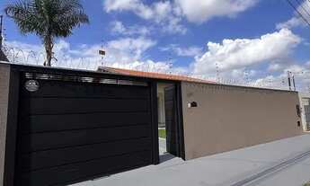 Imagem: Casa com garagem e portão eletrônico