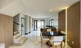 Imagem 3: Casa de alto padrão mobiliada com 3 quartos uma suíte e próximo a praia no Campeche em Flo