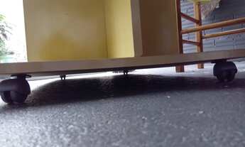 Imagem 3: Vendo mesa de centro com quatro rodas e um vaso de flor em ótimo estado