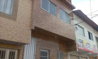 Imagem: Prédio com 3 casas na beira mar de carne