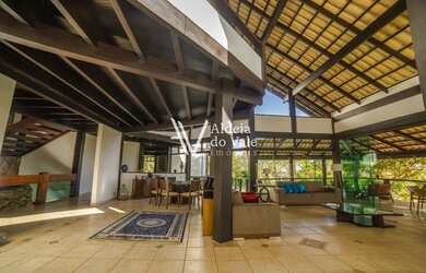 Imagem 3: CASA SUSPENSA ENTRE AS ÁRVORES COM CASCATA EM SEU INTERIOR