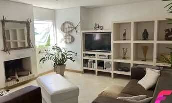 Imagem: Casa contemporânea cercada por natureza