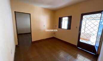 Imagem 6: Casa com garagem coberta e cozinha ampla, recém-reformada