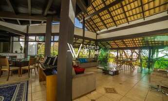 Imagem 4: CASA SUSPENSA ENTRE AS ÁRVORES COM CASCATA EM SEU INTERIOR