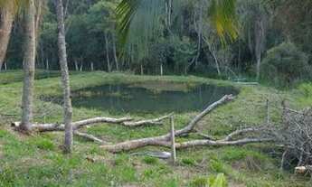 Imagem: Vede-se ótima chácara, com lagos, de 3740m²