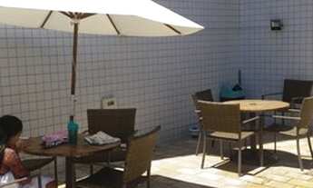 Imagem 4: Harmonia descreve esse imóvel, sala ampla e varanda com vista panorâmica da praia de Cande