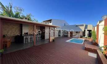 Imagem 2: Casa com Piscina, Espaçosa, Privativa e Segura! Terreno gigante!