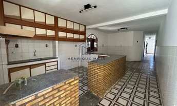 Imagem 5: Casa à Venda com 7 Quartos, 4 Banheiros e Cozinha Externa - Perto de Tudo