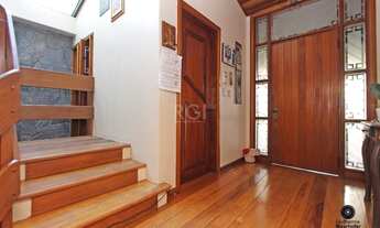 Imagem 2: Casa em Porto Alegre no Bairro Medianeira, 3 quartos,1 suíte, piscina, pátio,lareira churr