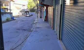 Imagem 6: Loja com piso e banheiro próximo a Praça de Corrêas