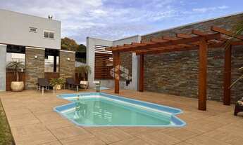 Imagem 4: Casa semimobiliada, Piscina aquecida, Deck, Pergolado com 5 Dormitórios, sendo 1 suíte e P