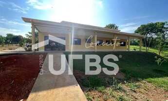 Imagem 2: Casa térrea à venda no Condomínio Águas da Serra- Hidrolândia frente para o lago de pesca