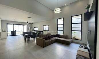 Imagem 6: Casa com 4 suítes Disponível para VENDA ou LOCAÇÃO Localizada no Condomínio Figueira Garde