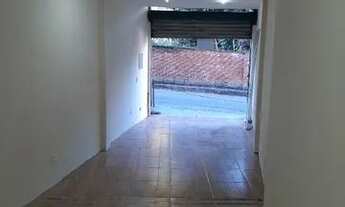 Imagem 4: Loja com piso e banheiro próximo a Praça de Corrêas