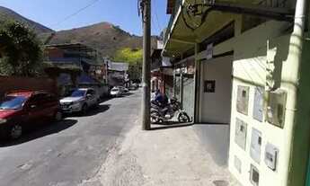 Imagem 2: Loja com piso e banheiro próximo a Praça de Corrêas