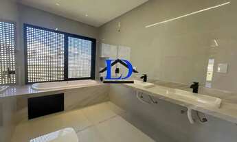 Imagem 7: Oportunidade Única: Casa em Condomínio de Alto Padrão com 4 Suítes e Piscina Aquecida no J